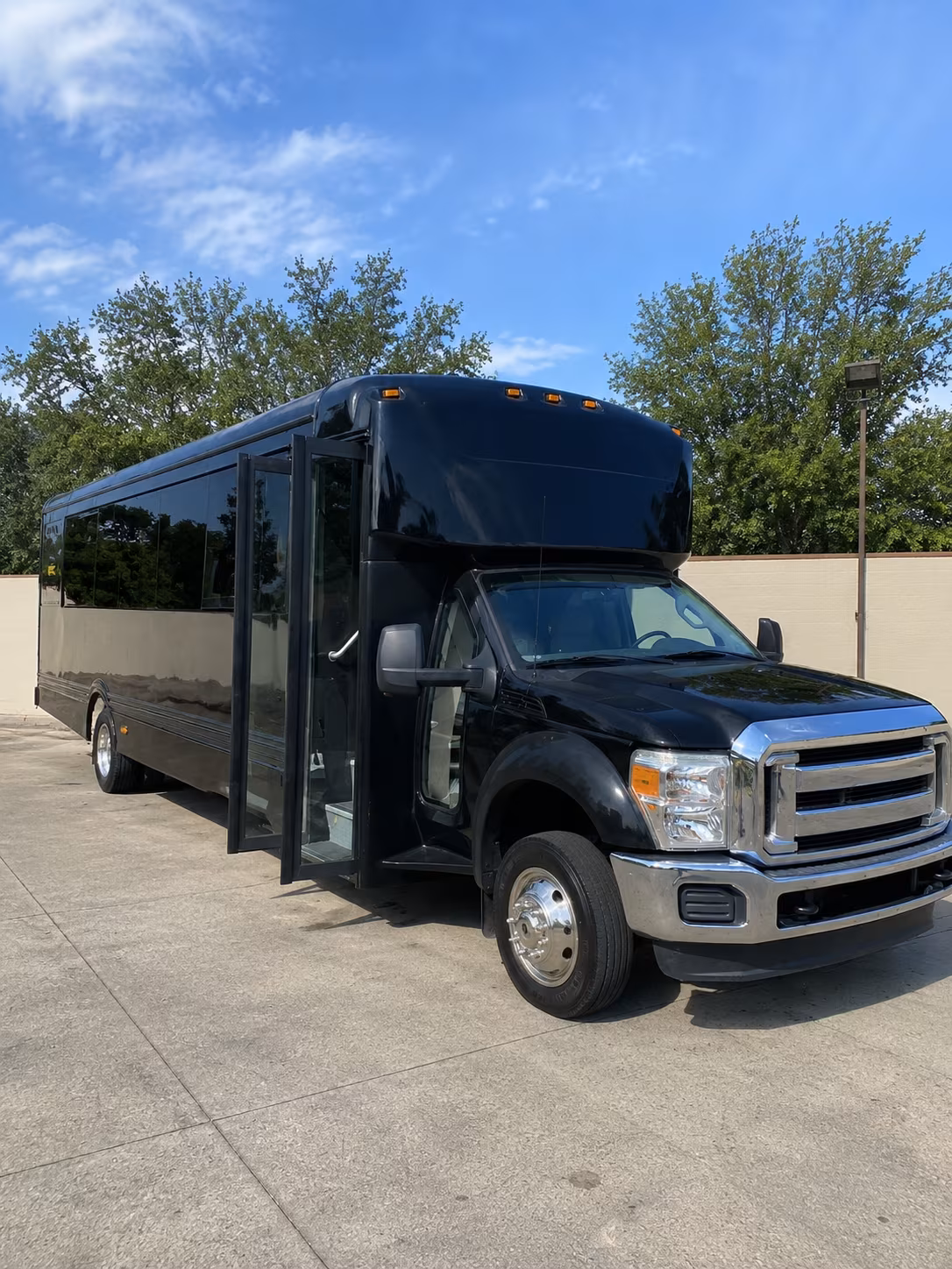 stratford 20 passenger party bus